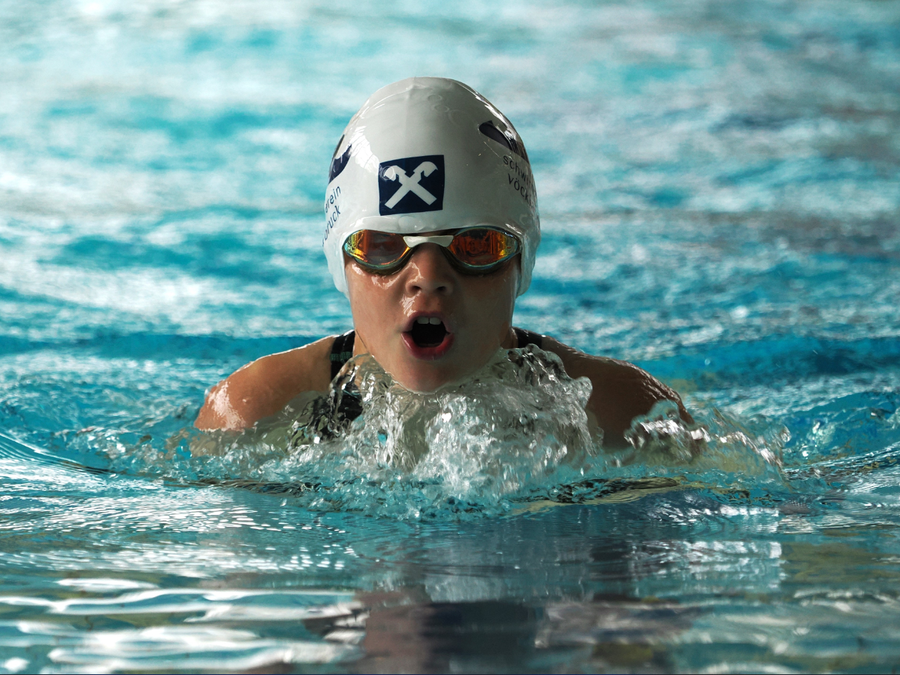 schwimmerin mit sv haube